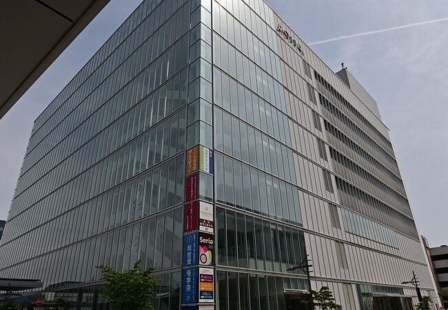 お知らせ 福井駅前の複合ビル「アオッサ」に地域政策学部 仮称 の屋外看板・懸垂幕を設置しました 福井県立大学