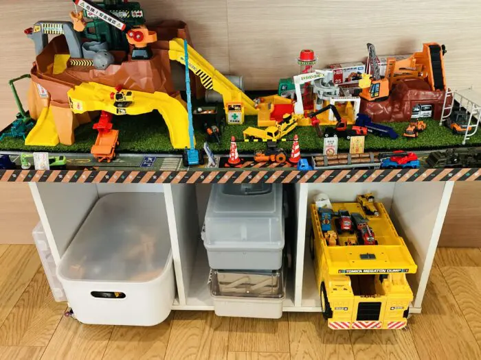 トミカタウン作り ﻿ 年末に100均一で道路のマスキングテープを発見！﻿ 遊び心に買ってみました。﻿早速、大きめの段ボールを用意して、子ども達に見せると﻿ 道路はどこにするか