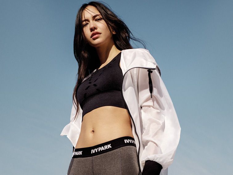 映画『エクス・マキナ』日系女優ソノヤ・ミズノ インタビュー映像 - YouTube