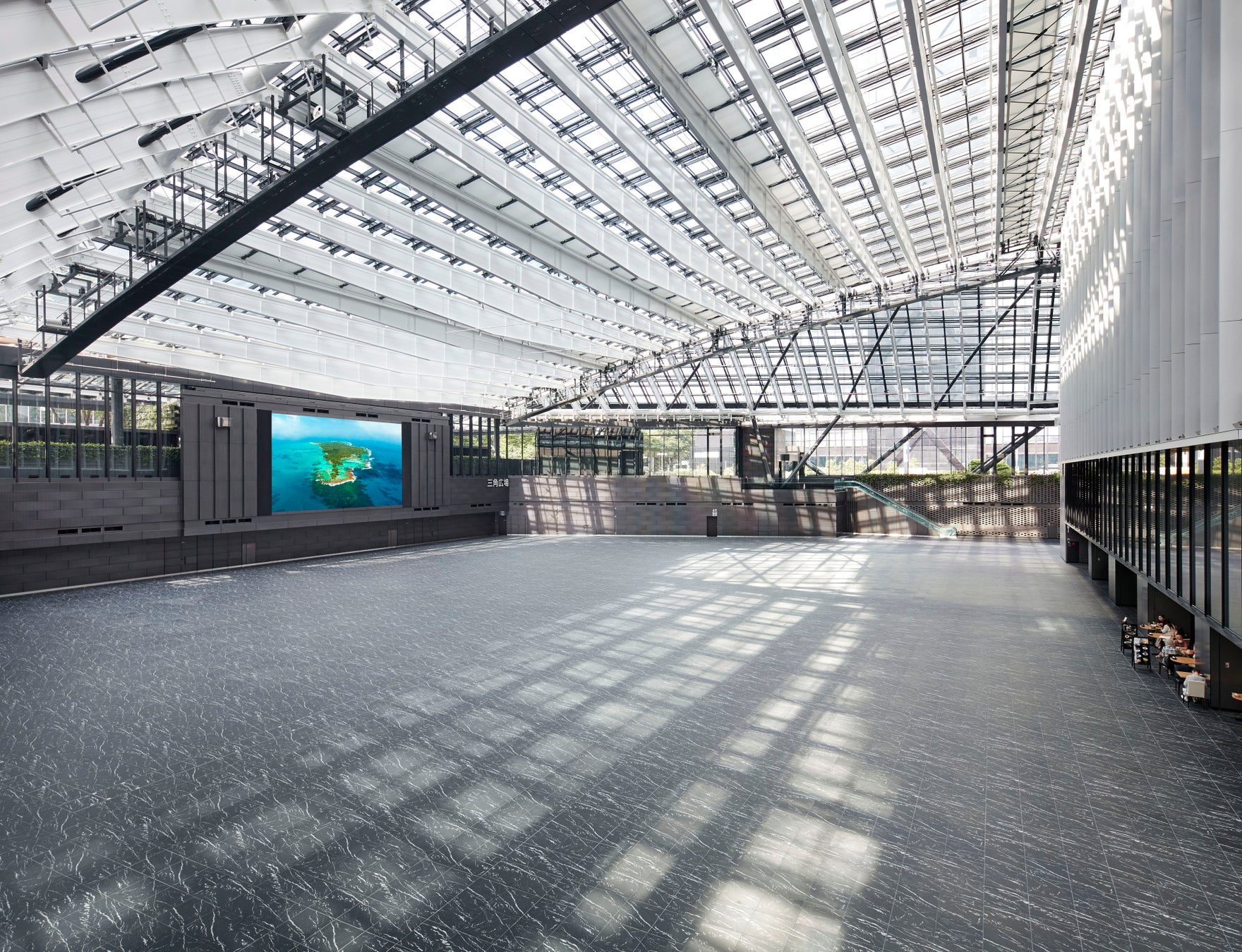 西新宿の全天候型イベント会場新宿住友ビル三角広場