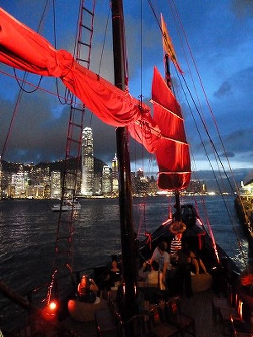香港の夜景 夜のビクトリア・ハーバーとジャンク船Beautiful Photo.net世界の絶景 美しい景色