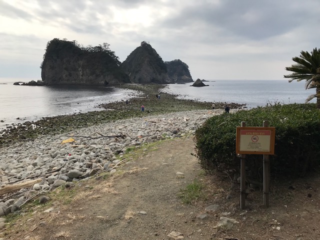 海が割れる驚異の“トンボロ現象”！西伊豆堂ヶ島「三四郎島」静岡県トラベルjp 旅行ガイド