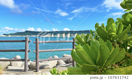 はいさい🌺 今回紹介する海は、浜比嘉ビーチ です。 📍うるま市 沖縄本島から橋で繋がっている島である浜比嘉島✨その島内にある、穴場的人気スポットなのが「浜比嘉ビーチ」です⛱️