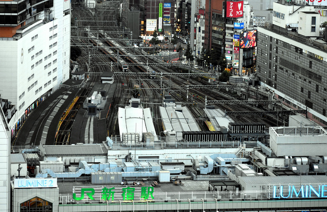 JR東日本、新宿駅のサイネージ広告日本の交通広告