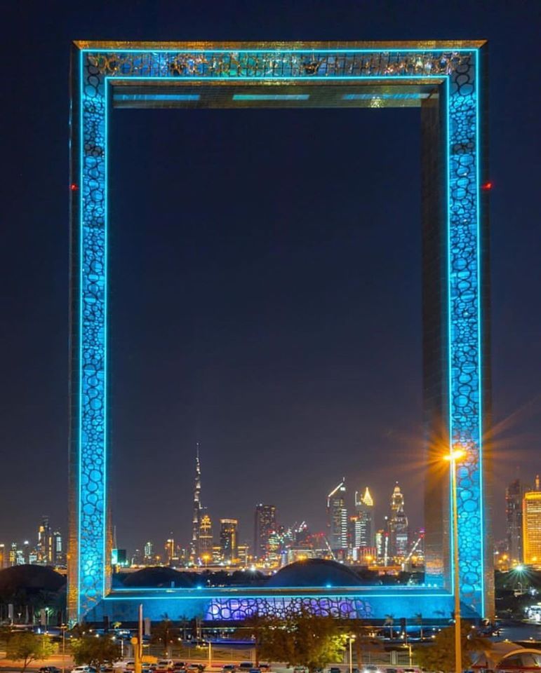 2021年1月13日 - デュバイドバイフレームはガラスの歩道を通り抜け街のあらゆる角度から息をむ景色を眺める際に訪問者に忘れられない体験を提供しますPremium写真