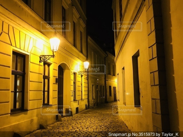 ≪海外≫裏路地を歩くの写真素材FYI00222868ストックフォトの Qlean Market キュリンマーケット