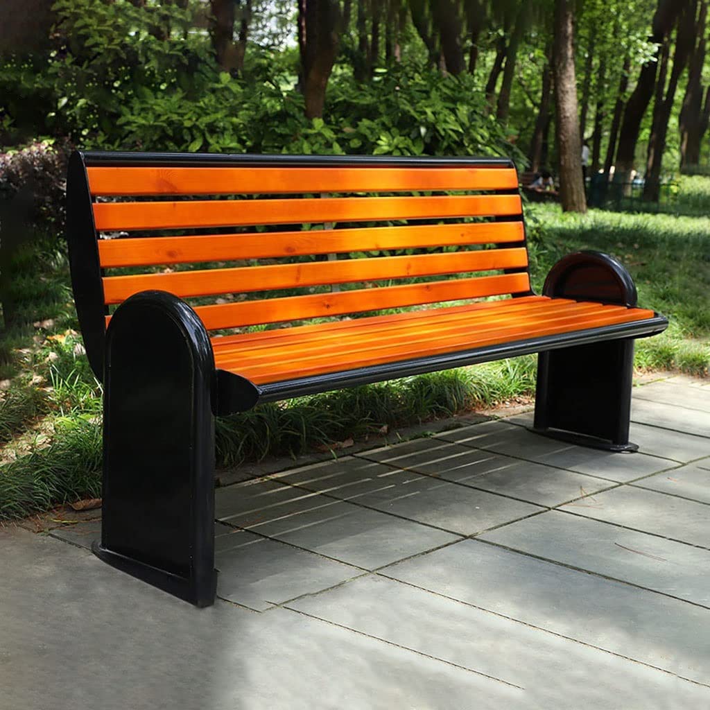 都市公園の夏のベンチでヨーロッパ ロシア都市景観Premium写真