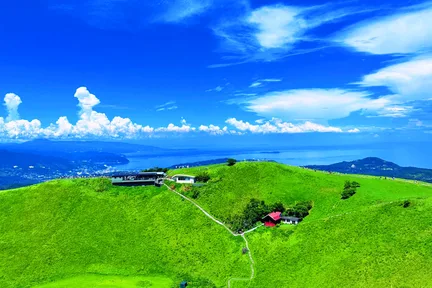 写真1 4静岡・伊東の観光スポット“小室山”に360°大パノラマの絶景を楽しめる遊歩道＆カフェが誕生 - ファッションプレス