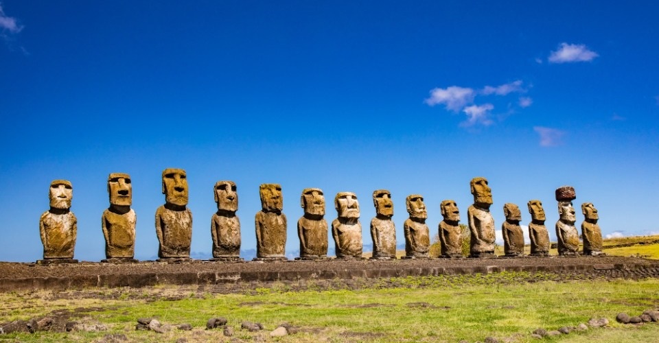 イースター島チリのアフ トンガリキ遺跡のモアイ像の裏Premium写真