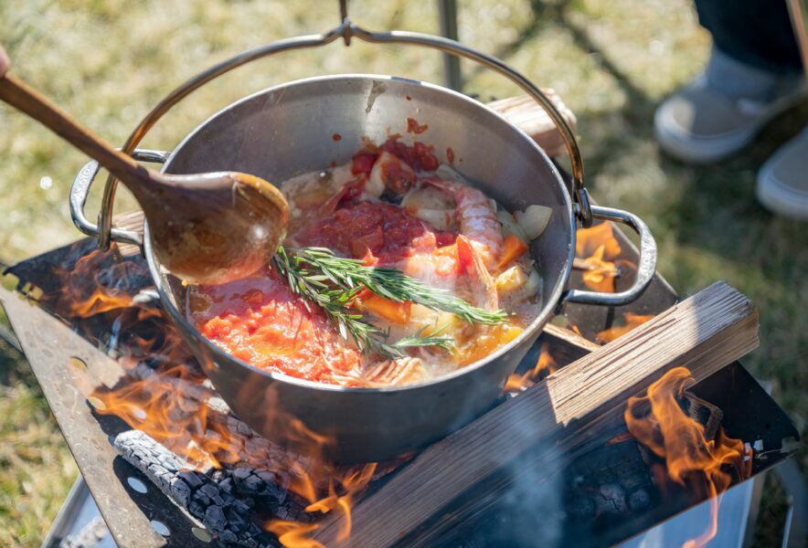 冬のほかほかキャンプ飯49選！簡単にできる鍋、煮込み、ラーメン、デザートまでスキー・スノーボードBE-PAL キャンプ 、アウトドア、自然派生活の情報源ビーパル