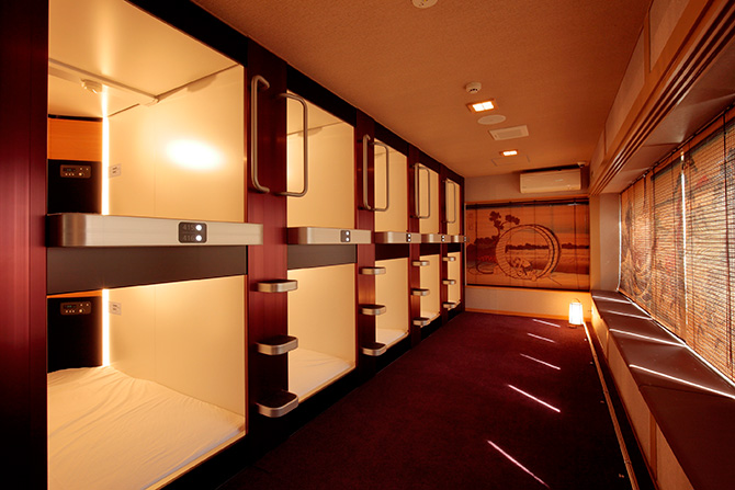 スカルノハッタ空港内のクールなカプセルホテルに泊まるウダマコトインドネシアで働く