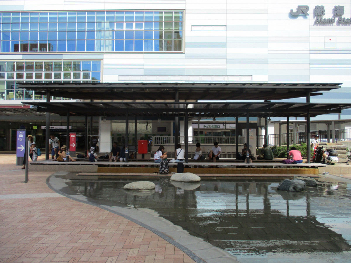 家康の湯 熱海駅足湯 無料で入れる源泉かけ流しの足湯