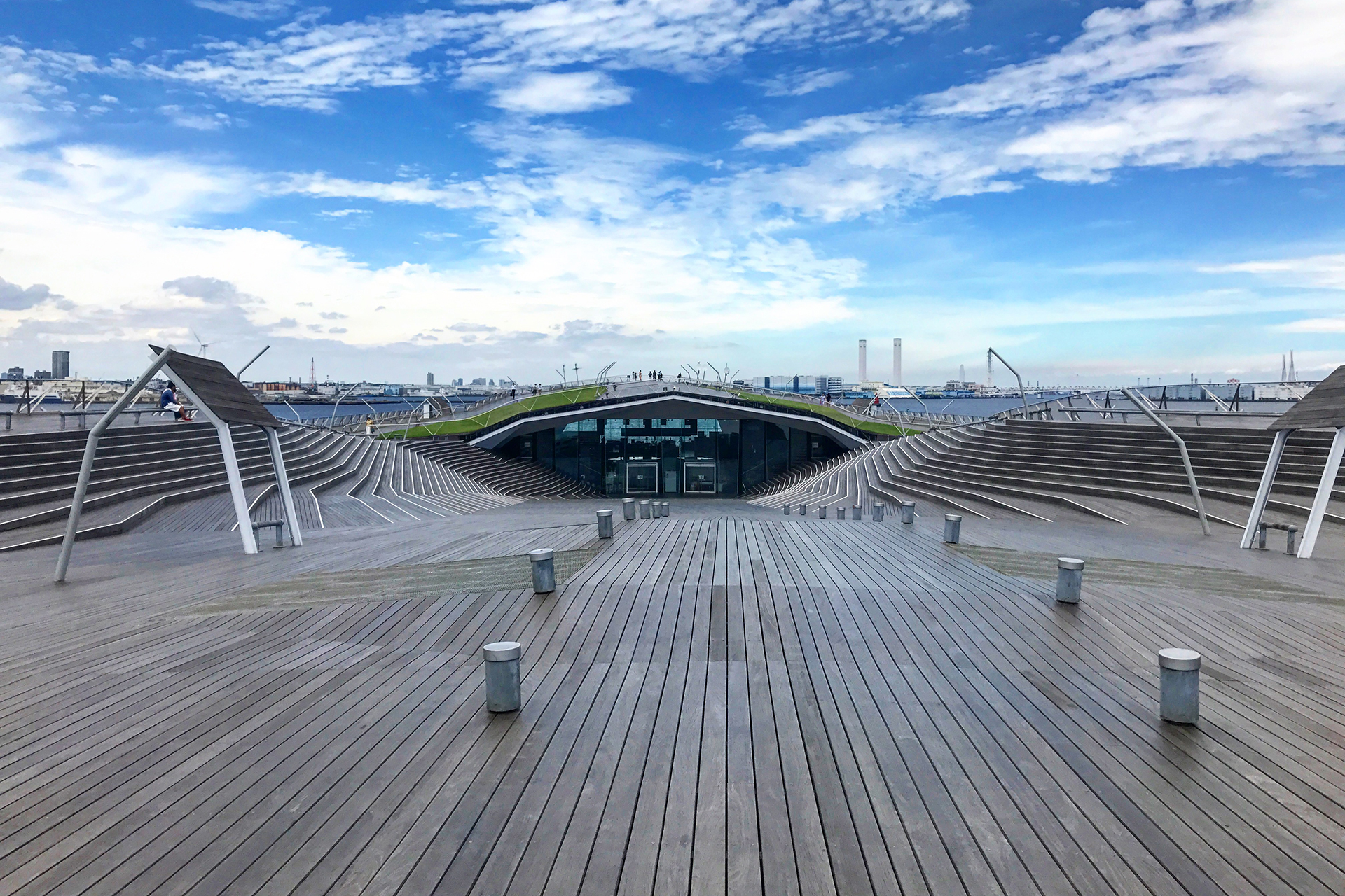 絶景カフェ＆レストランに広い屋上も♪デートにもピッタリな大さん橋に行ってみよう！免許と一緒に、タイムズクラブ