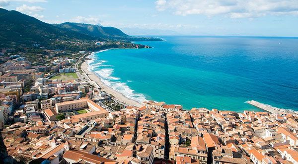 シチリア島のカスティリオーネ ディ シチリアの町の街並みPremium写真