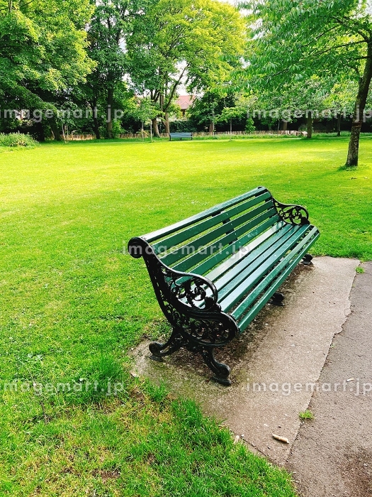ヨーロッパの公園イタリアの都市ヨーロッパベンチ ブッシュ彫刻美しい庭園研究や概念を旅行 - イタリアのストックフォトや画像を多数ご用意