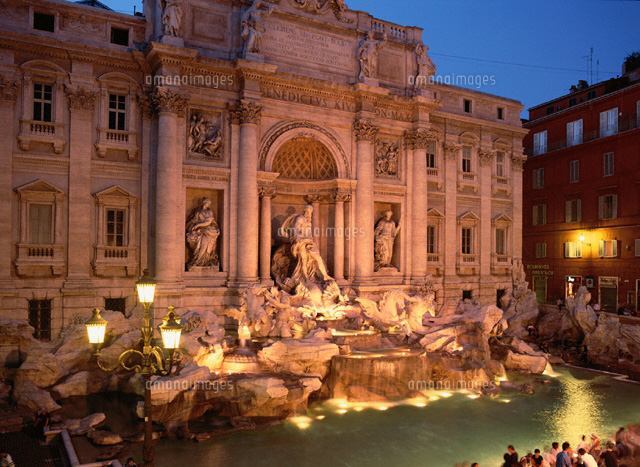 イタリアの「トレビの泉」に入水した観光客に５５０ユーロの過料Joongang Ilbo中央日報