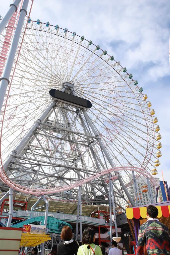 よこはまコスモワールドの大観覧車🎡「コスモクロック21」一瞬だけレインボー🌈カラーになるのです。 ・ ↓よこはまコスモワールドhttp:cosmoworld.jp・