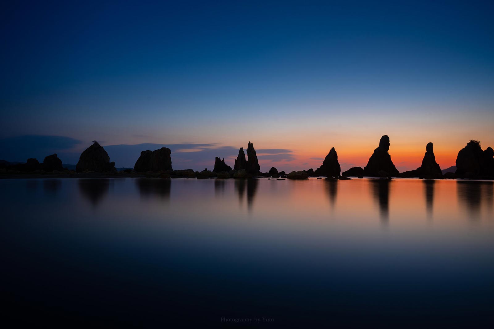 動画 だるま朝日に祈る 橋杭岩と共演：紀伊民報AGARA和歌山県のニュースサイト