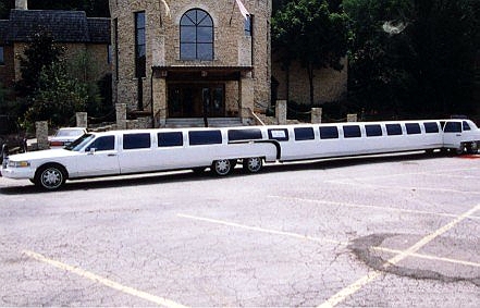 長さ30メートル超！ヘリポートも付いたリムジン「American Dream」が世界最長のクルマとしてギネス世界記録に認定されるインターネットコム