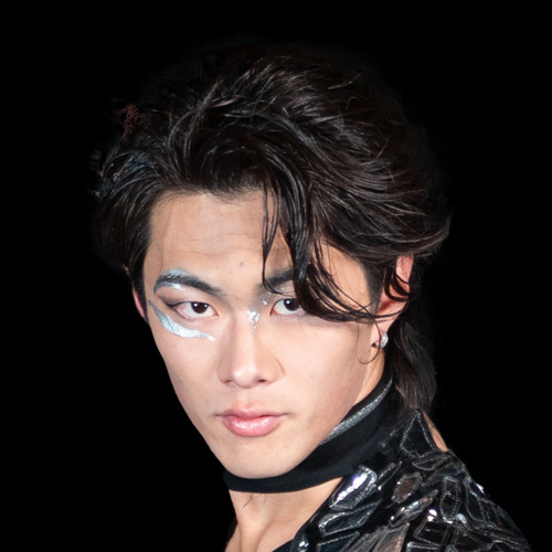 ビーチの海でのキャンプ。アゾフ海の砂浜の日の出。のどかな秋のシーンPremium写真