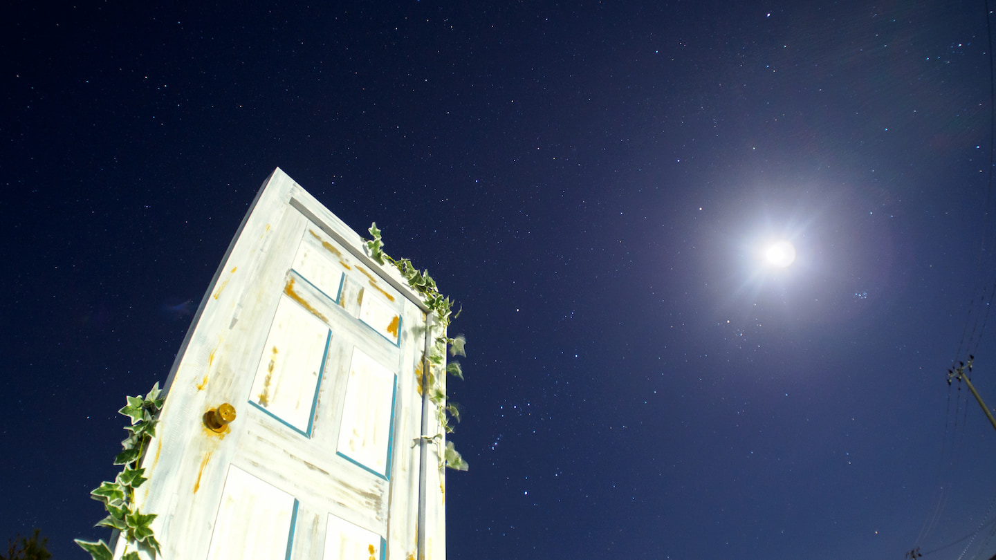 映画「すずめの戸締まり」の扉、旧豊後森機関庫に再現 大分・玖珠大分県 ：朝日新聞