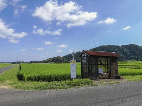 雨の日の田舎のバス停イラスト - No: