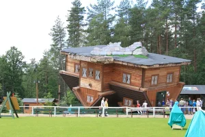 世界の不思議な家を紹介! クリフトンヒル ミラクルガーデン - 工事写真アプリ「ミライ工事」