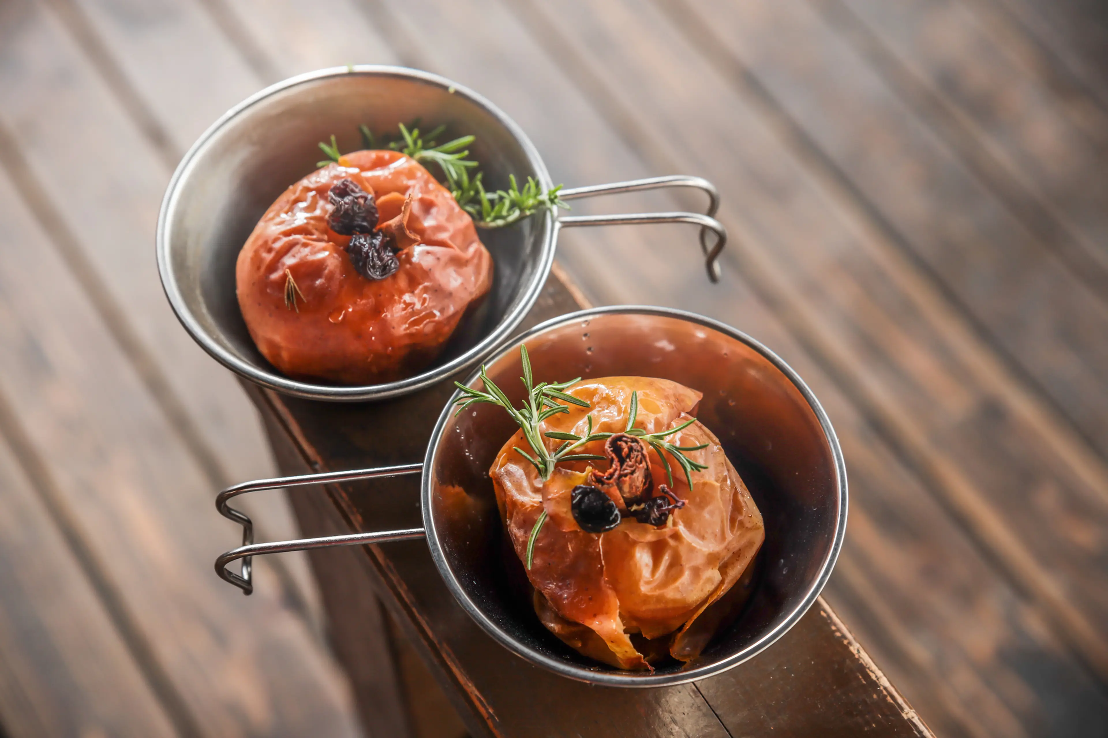 焚き火で作る簡単スイーツ！焼きりんごの作り方 秋冬キャンプにおすすめ