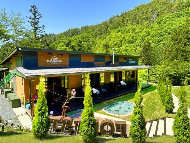 フリードリンクや温泉チケットなど宿泊者特典が嬉しいグランピング施設「THE FOREST」 山梨県・都留市-