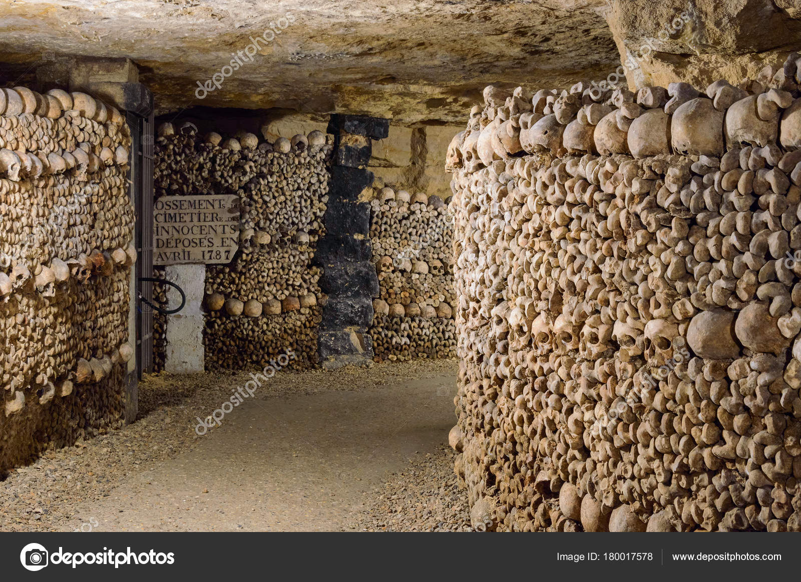 パリのカタコンブ - ツアー、チケット、珍品、そして好奇心旺盛な人のための映画 -