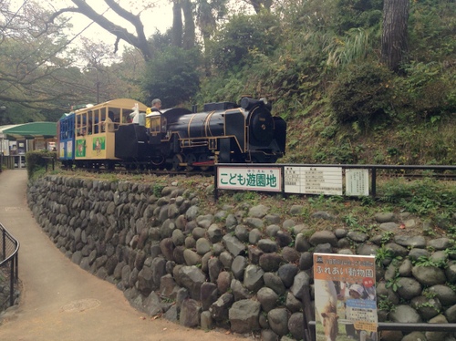 京急車両基地横浜駅のすぐ近く、京急本線・神奈川新町駅を降りると、目の前に京急車両基地が広がっています。西口改札から出ると、車庫内で休息している電車たちを眺めることができます。 線路をはさんで両サイドには、大きな公園もあるので、電車を眺めながら