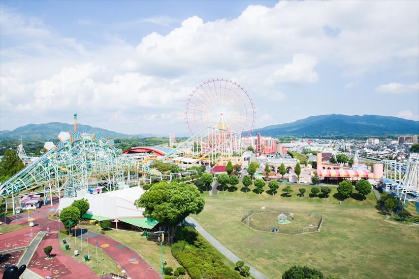霧と日の出の日没時のグリーンランド 、イルリサットの北極圏の都市の航空写真。オレンジ色のピンクの空と晴れた日の夏の背景に氷山と町の中心部にあるカラフルな家。グリーンランドで撮影した写真。の写真素材・画像素材Image 167374264