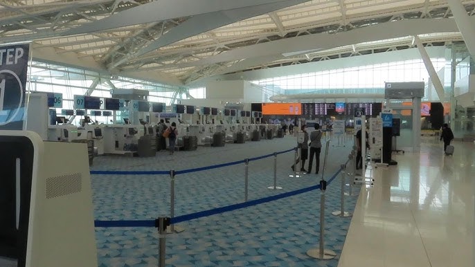 羽田空港第1 第2ターミナルの出発ロビーにも充電ポールが設置されたの編地滑小心な羽田空港ブログ