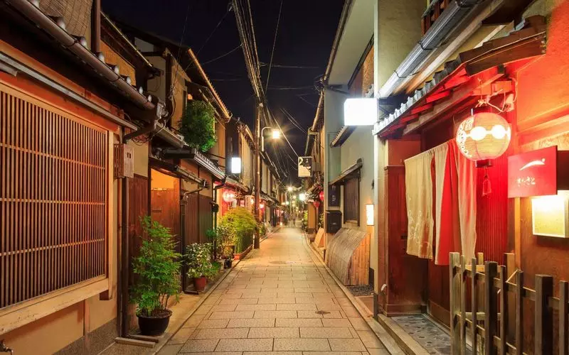 京都『祇園』の魅力探さナイトマガジン
