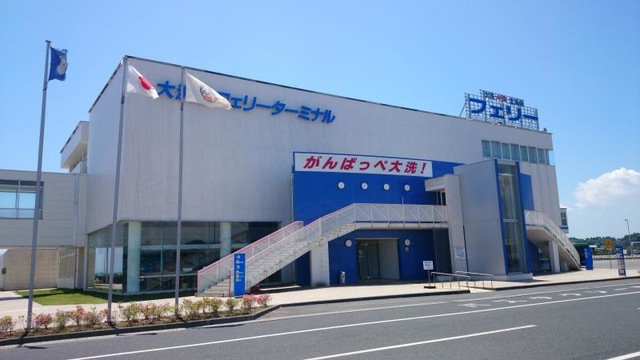 2020年3月16日をもちまして、お陰様で大洗～苫小牧航路就航35周年を迎えました。 皆さまのご支援、ご愛顧に感謝申しあげます。 写真は就航日の大洗港の様子です。まだおなじみの太陽マークが描かれいない頃の貴重な写真です。商船三井フェリーさんふらわあ大洗