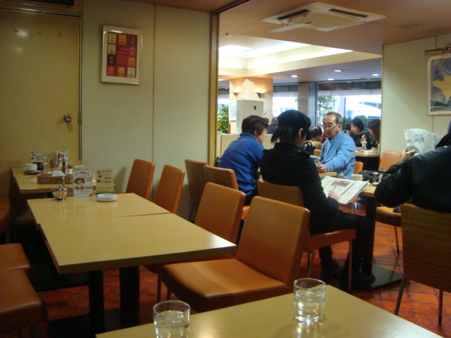 高円寺駅からすぐ、老舗ケーキ屋「トリアノン」のレアチーズケーキを食べてみたチーズケーキ通信