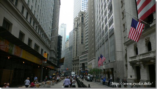 ニューヨークマンハッタンのウォール街にあるニューヨーク証券取引所 New York Stock Exchangeこの建物を見上げるように立っている腰に手を当て胸を張る女の子の銅像があり、「恐れを知らぬ少女