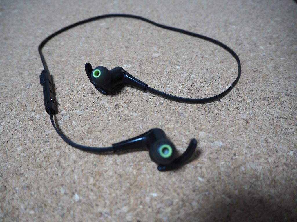 飛行機の中でスマホは使える？機内WiFiの仕組みと使い方を解説 - Airalo Blog