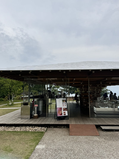 COEDA HOUSE熱海 熱海の「ACAO FOREST」内にある、絶景カフェ🌹 隈研吾さんの設計で、小さな枝が集まって大きな木を表現しているというデザインは圧巻🌳洗練されていながらも、木の温もりを感じる空間です。