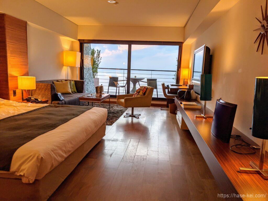 SCAPES THE SUITEの最上階に位置する露天ジャグジー。 ご宿泊のお客さまに貸切でご利用いただくことが可能でございます。 要予約眼前には森戸の海と空、静かなさざなみ、富士山。