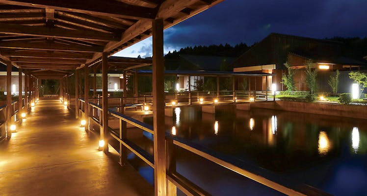 鹿児島 本格的な足湯も楽しめる霧島温泉市場マフィンTravel