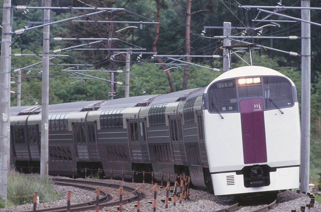 青色と緑色のE257系が大宮駅に - ハイブリッドな生活 旧ルノーな生活