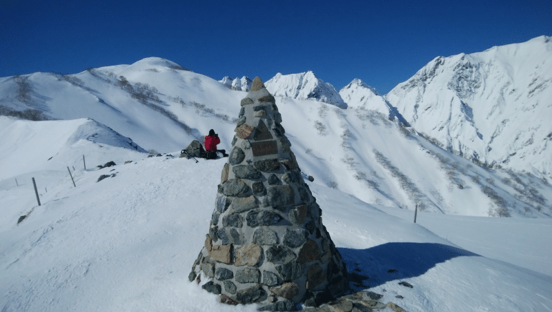 八方尾根の第2ケルンと登山者の写真素材201361285- イメージマート