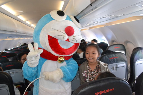 ベトジェットエア、子供の日にドラえもんやディズニーに似たキャラ登場FlyTeam ニュース