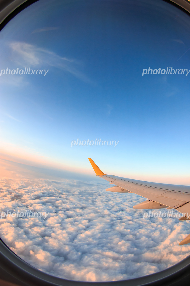 飛行機の窓から見る景色手描き水彩風イラストのイラスト素材97933080- PIXTA