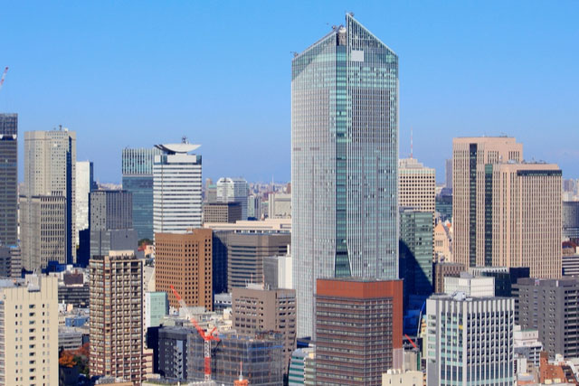 新宿住友ビル 〜超高層吹き抜け〜 新宿住友ビルの中央吹き抜け、地上52階、高さ210m。 もはや、下からじゃ空を見られないほどの高さ、、、これアート作品ですね^