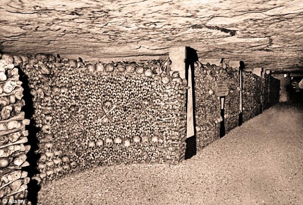 パリ・カタコンベツアー 2025 - ベストディールオンライン