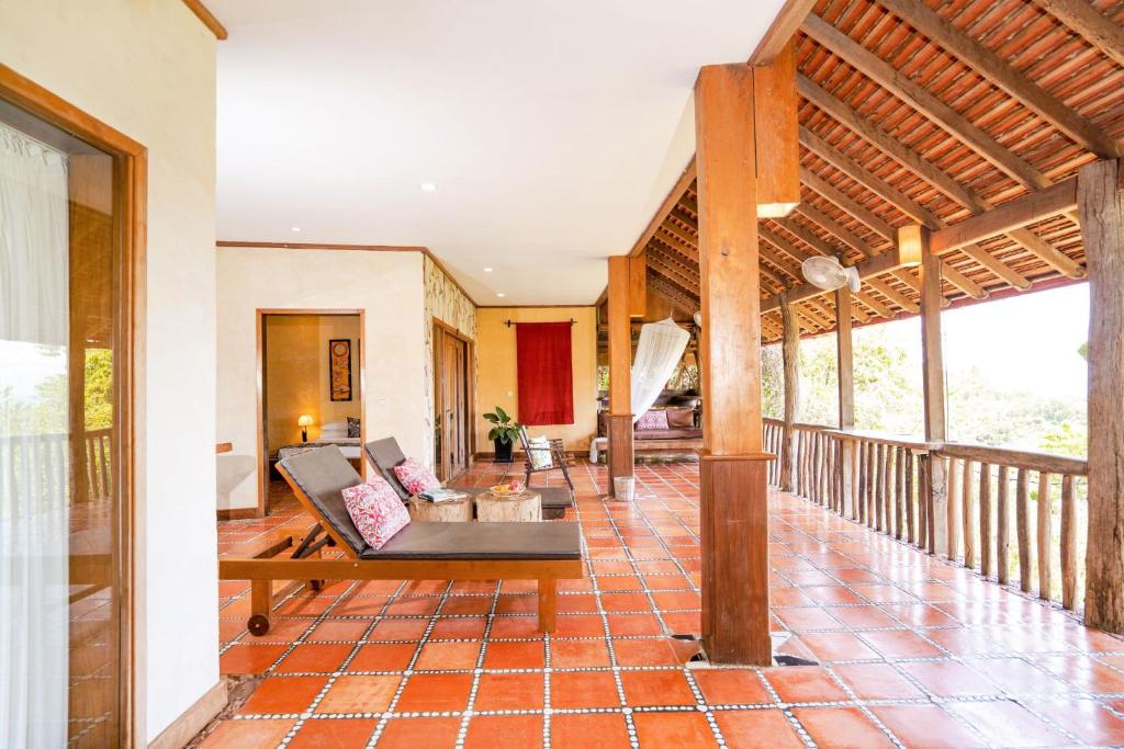 ベランダ開口。しっかりとした鉄骨下地でオプション満載のおしゃれなリゾートレストランのような空間が完成 横浜市戸塚区 開口