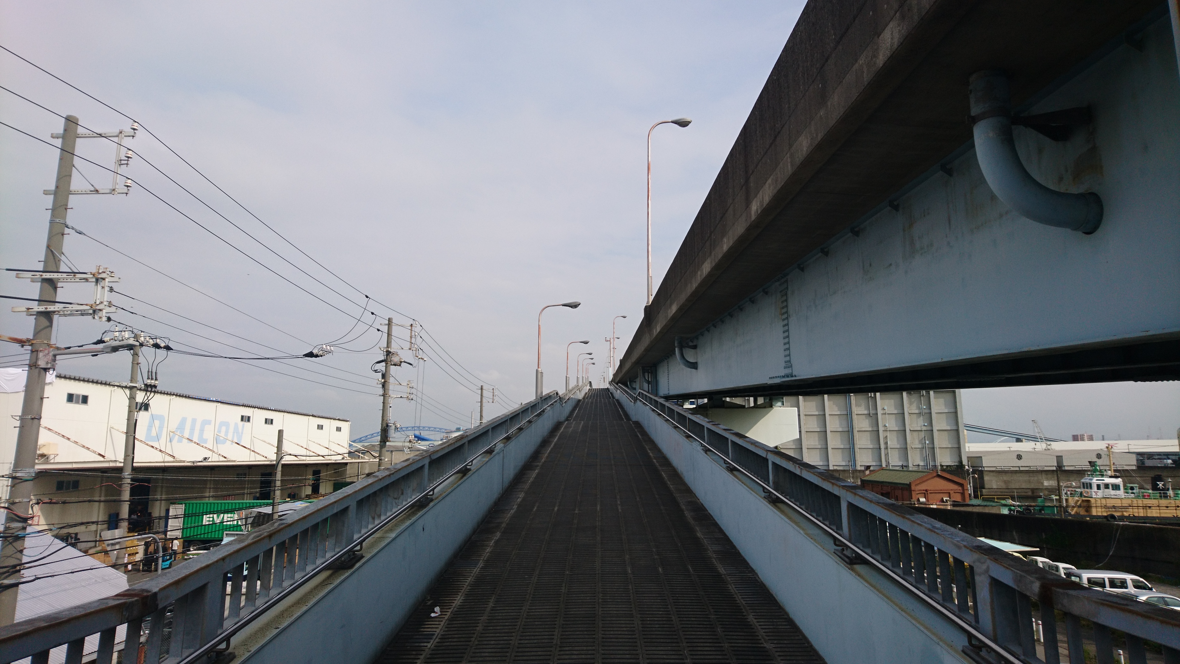 本場の「ベタ踏み坂」を凌ぐ急坂の橋が大阪に！ニッポン旅マガジン