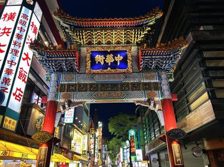 長崎中華街のライトアップ 頭上にキラめく夢幻の中国世界